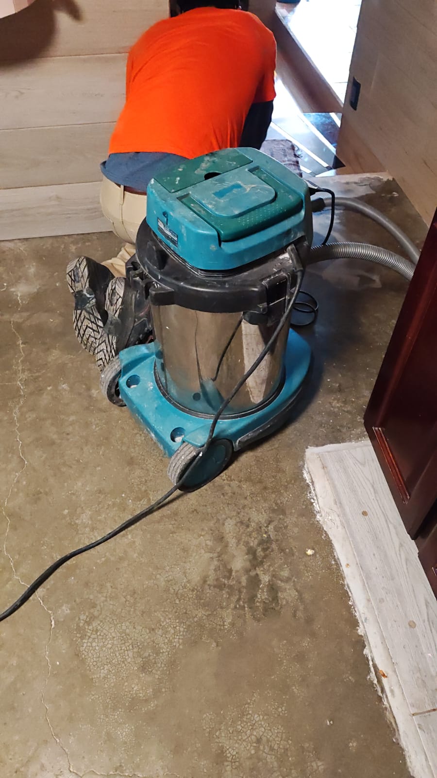 1.Preparación inicial del piso. Se inicia con la limpieza y preparación de la superficie para retirar suciedad, residuos y dejar el concreto listo para trabajar.