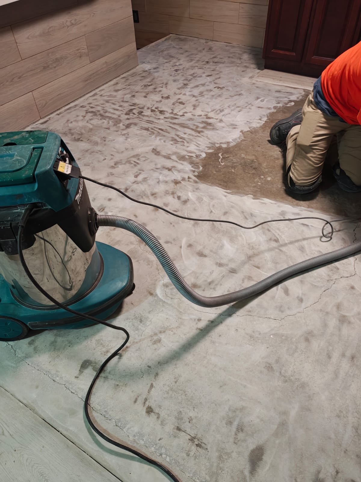 2. Desbaste y lijado de la superficie. Se realiza el desbaste del piso para abrir poro, mejorar la adherencia y eliminar imperfecciones antes del recubrimiento.