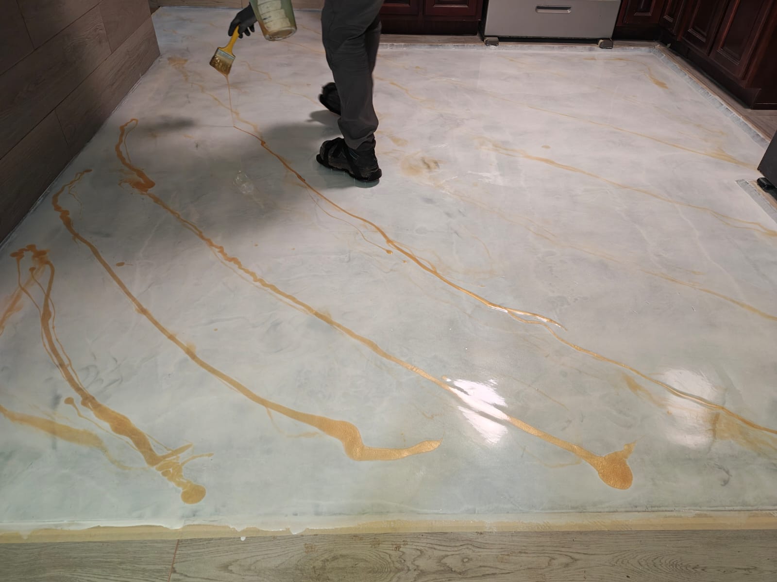 5. Detallado de vetas decorativas. Se trazan manualmente las vetas decorativas en tonos dorados para crear el efecto tipo mármol natural.