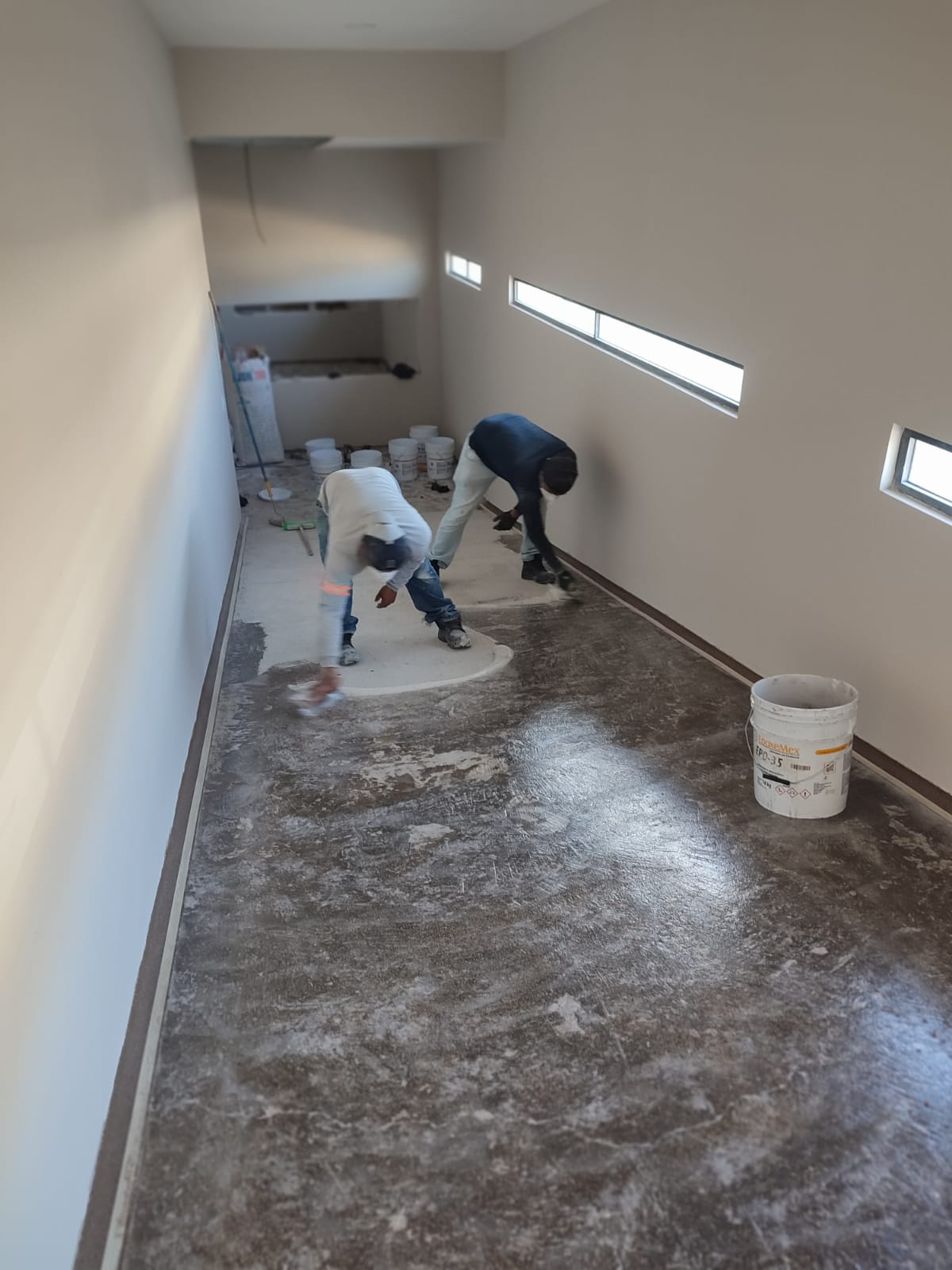 2. Aplicación de materiales de preparación. Se trabaja la superficie con productos de reparación y adherencia para obtener una base firme y uniforme.