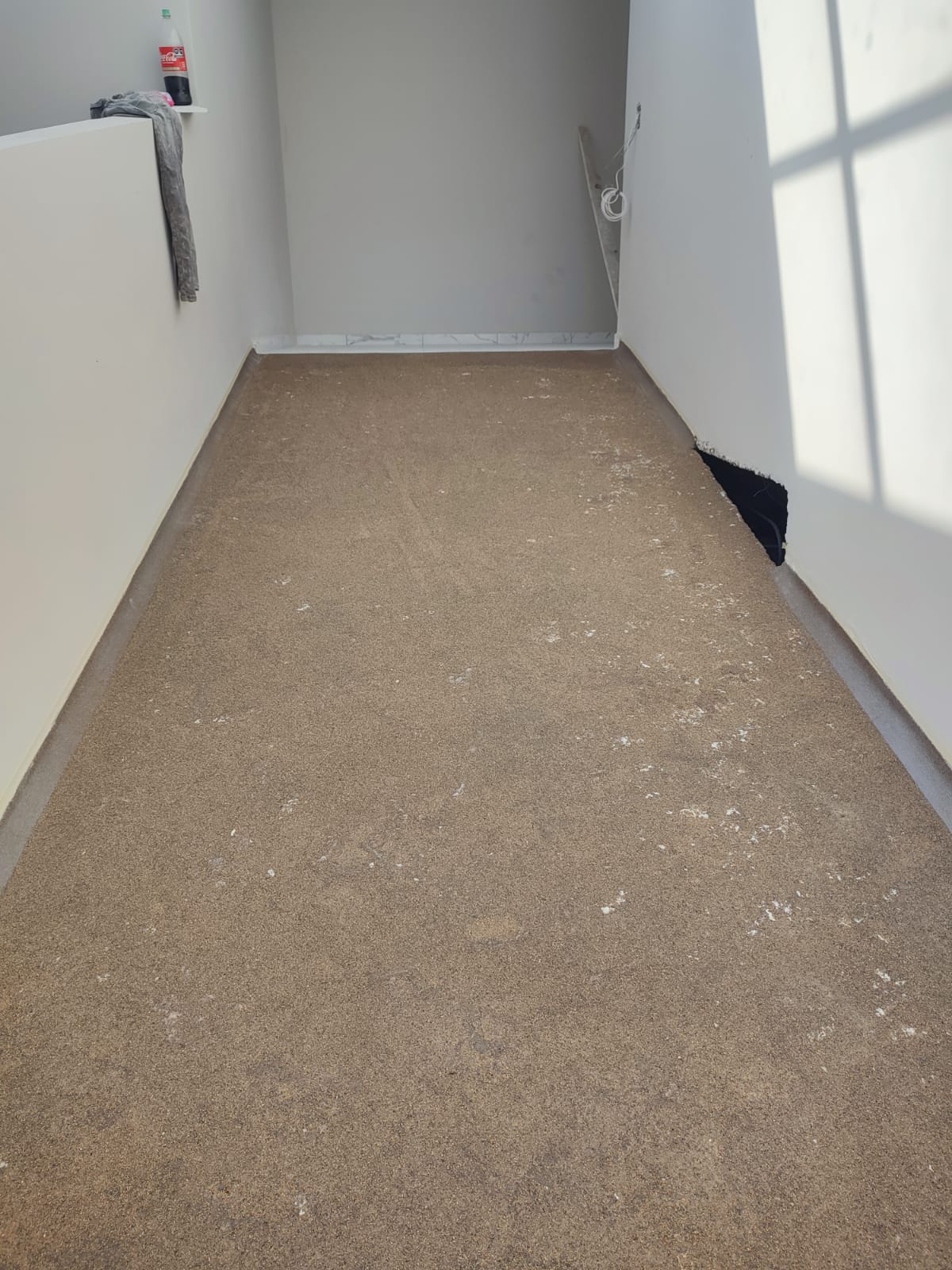 3. Colocación del agregado antiderrapante. Se distribuye el material sobre el piso para generar una textura resistente y segura.
