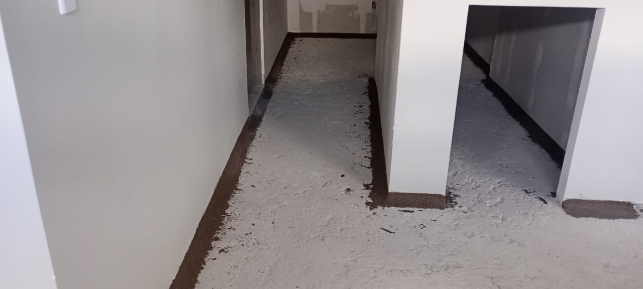 Piso epóxico autonivelante resistente