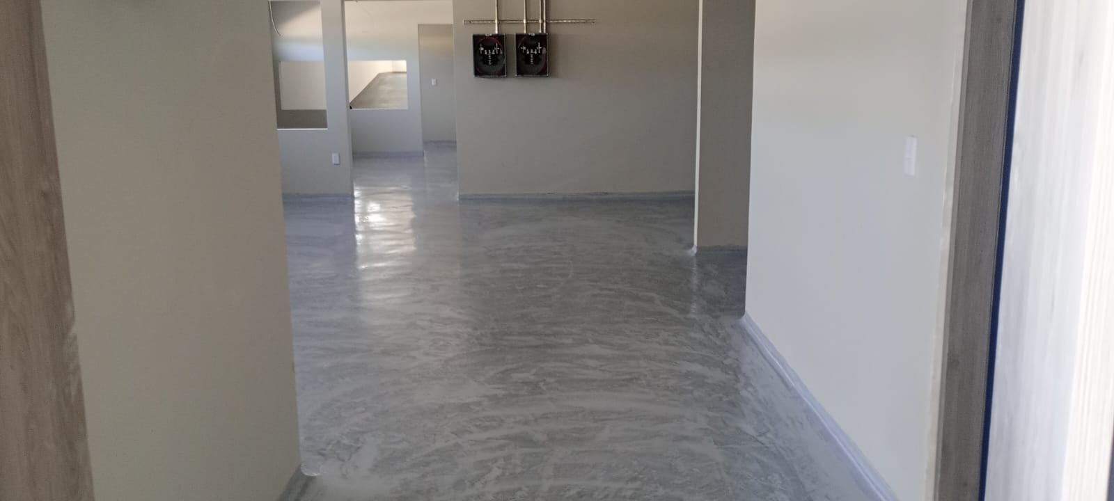 Piso epóxico autonivelante resistente al desgaste