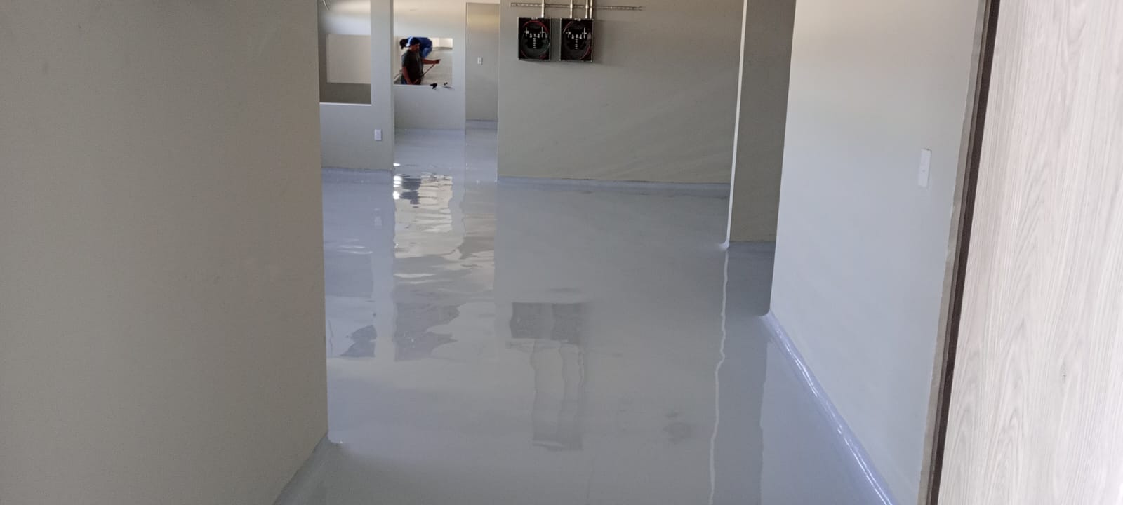 Piso epóxico autonivelante para talleres y fábricas