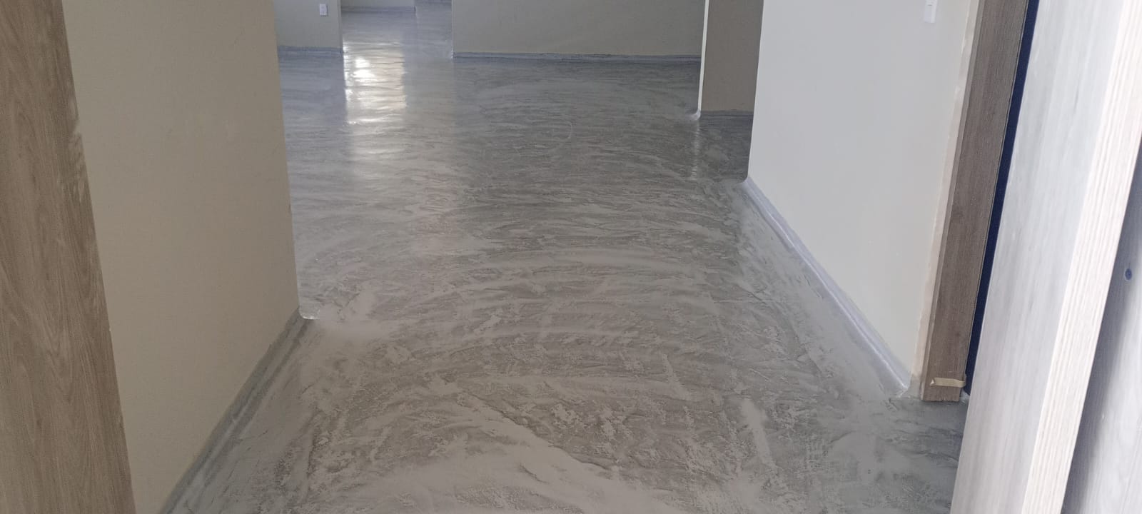 Piso epóxico autonivelante con acabado brillante