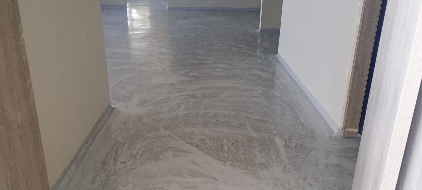 Piso epóxico autonivelante fácil de limpiar