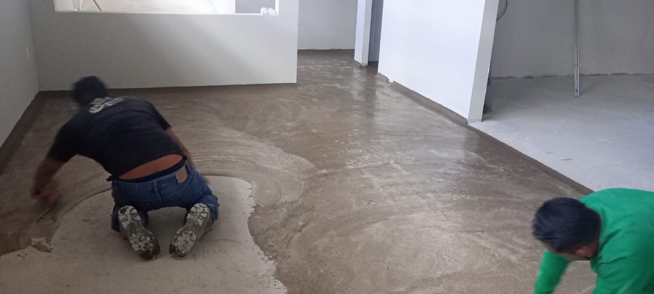 Piso epóxico autonivelante en interiores