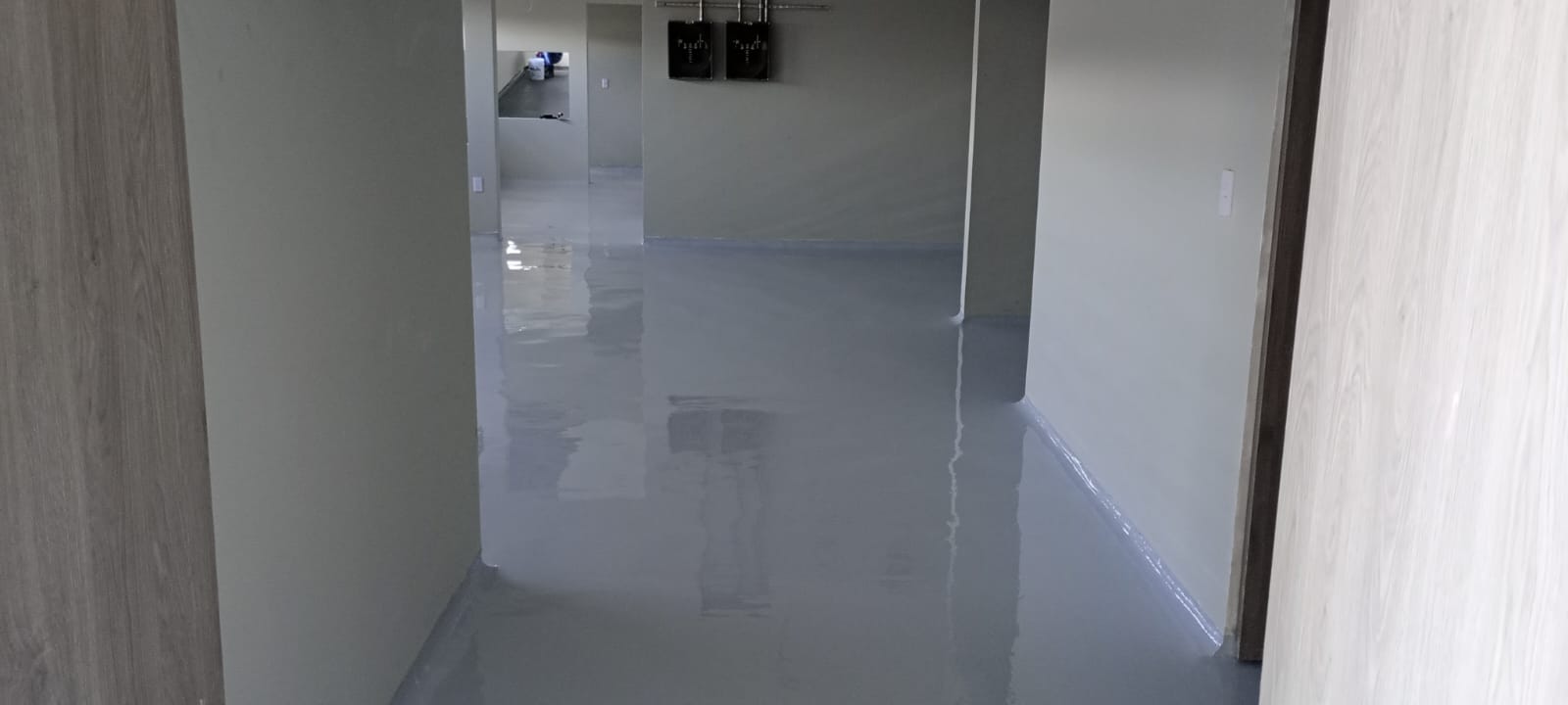 Piso epóxico autonivelante con acabado profesional